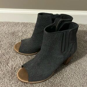 Tom’s Booties - very cute leather booties with small design - barely worn !